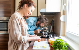 30 Pareja cocinando