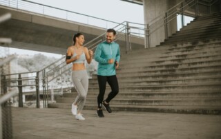 Cómo mantener el hábito de ir al gimnasio 7 10 pareja hombre y mujer corriendo