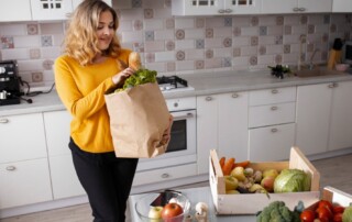 Cómo comprar y almacenar los alimentos para mantenerlos frescos 8 40 mujer con bolsa de alimentos en la cocina