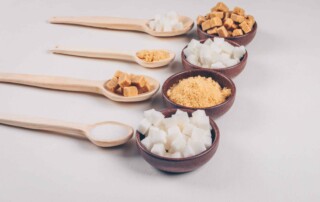 La verdad detrás de los edulcorantes 4 jpeg optimizer high angle view white brown sugar bowls with spoons