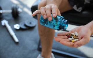 El suplemento deportivo que está en boca de todos 6 jpeg optimizer sportsman with bottle pills gym closeup doping concept