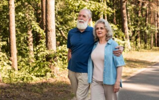 10 indicios de que estás envejeciendo como el vino (Primera parte) 2 10 Pareja de adultos mayores caminando en el bosque