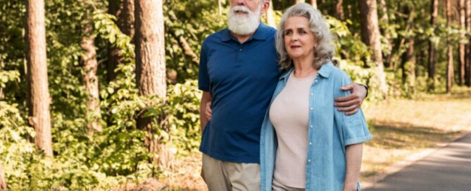 10 Pareja de adultos mayores caminando en el bosque
