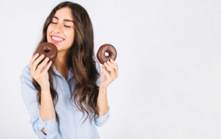 ¿Te apetece “algo dulce” a menudo? Así puedes controlarlo 9 40 Mujer comiendo donas