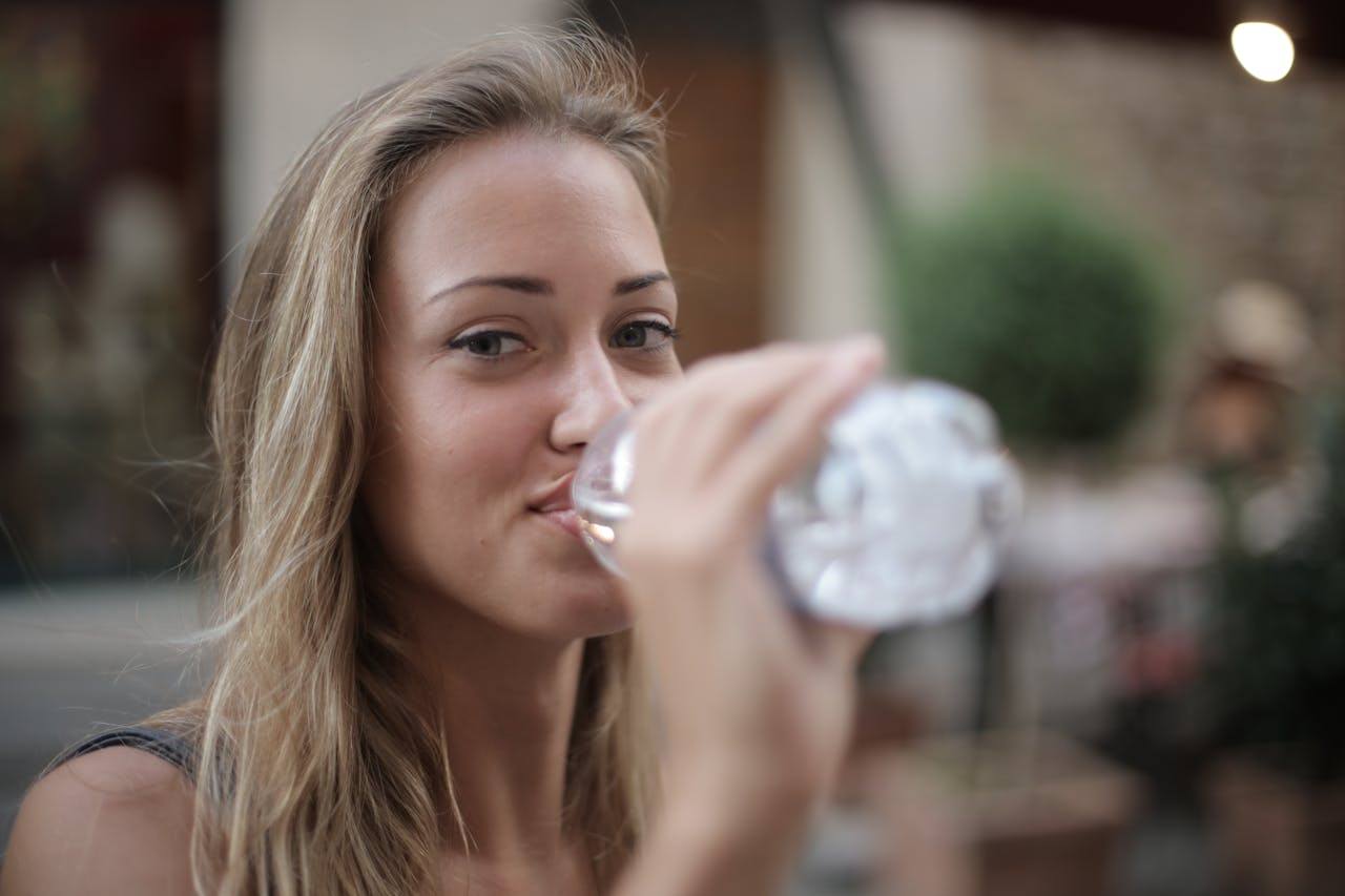43-Mujer tomando agua embotellada