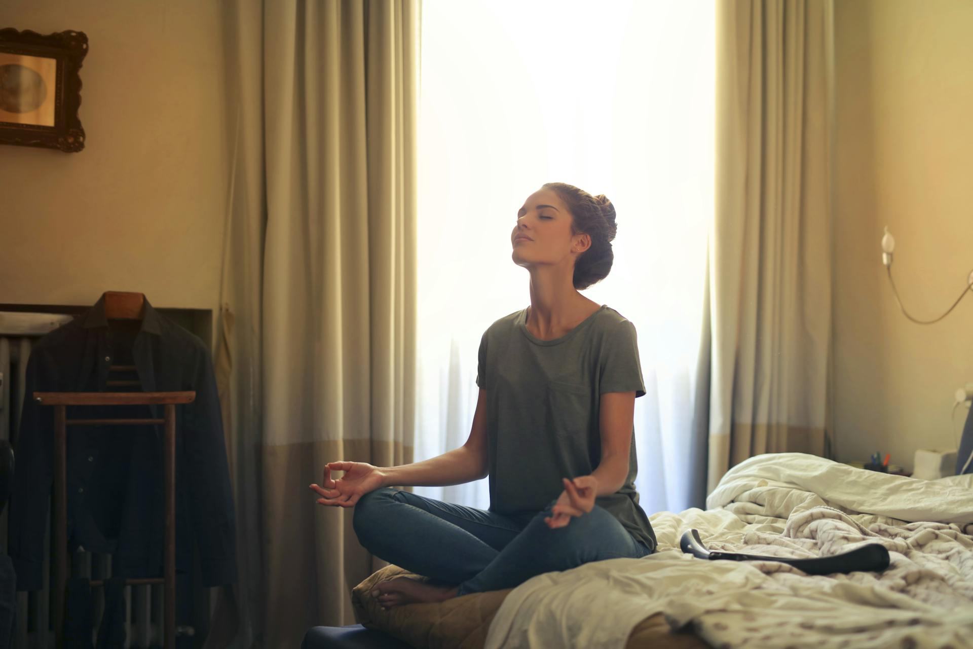 44- Mujer meditando