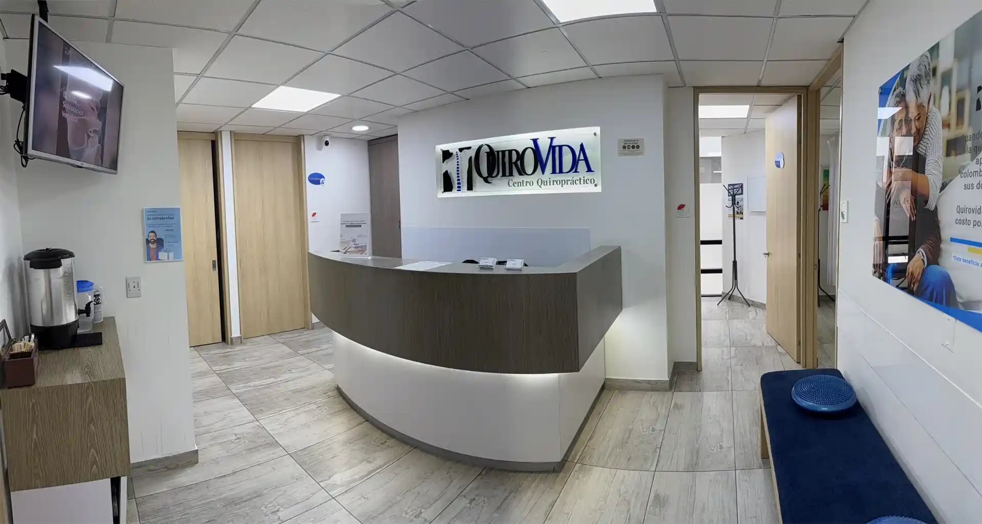 Quirovida Colombia sede Santa Bárbara, donde se pede apreciar la recepción de su centro quiropráctico.